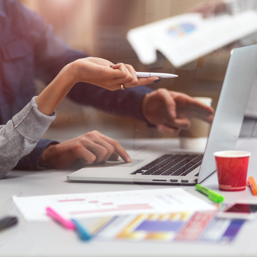 Bilde av hender og en pc