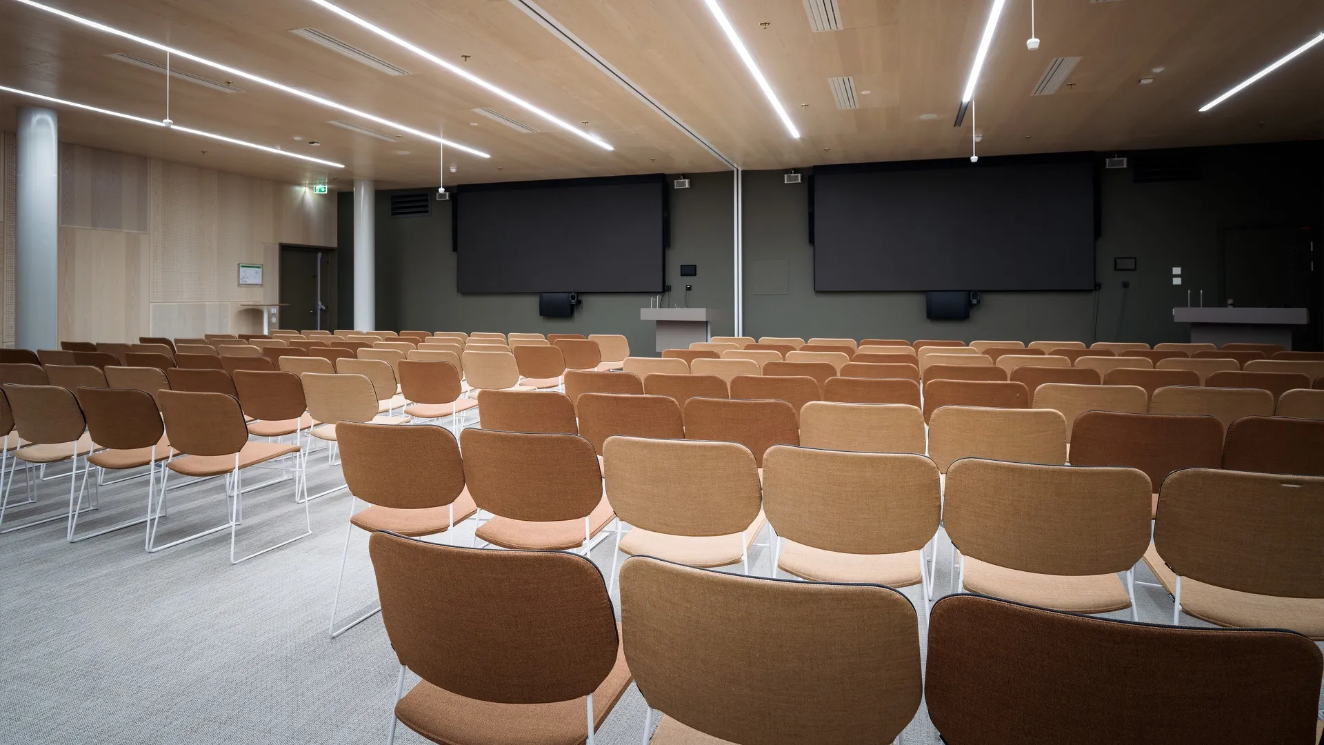 Bilde av konferanselokalet med plass til inntill 250 personer