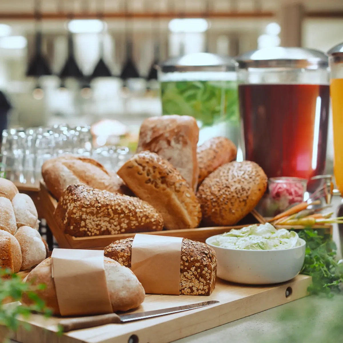Nærbilde av brød og juice på buffet