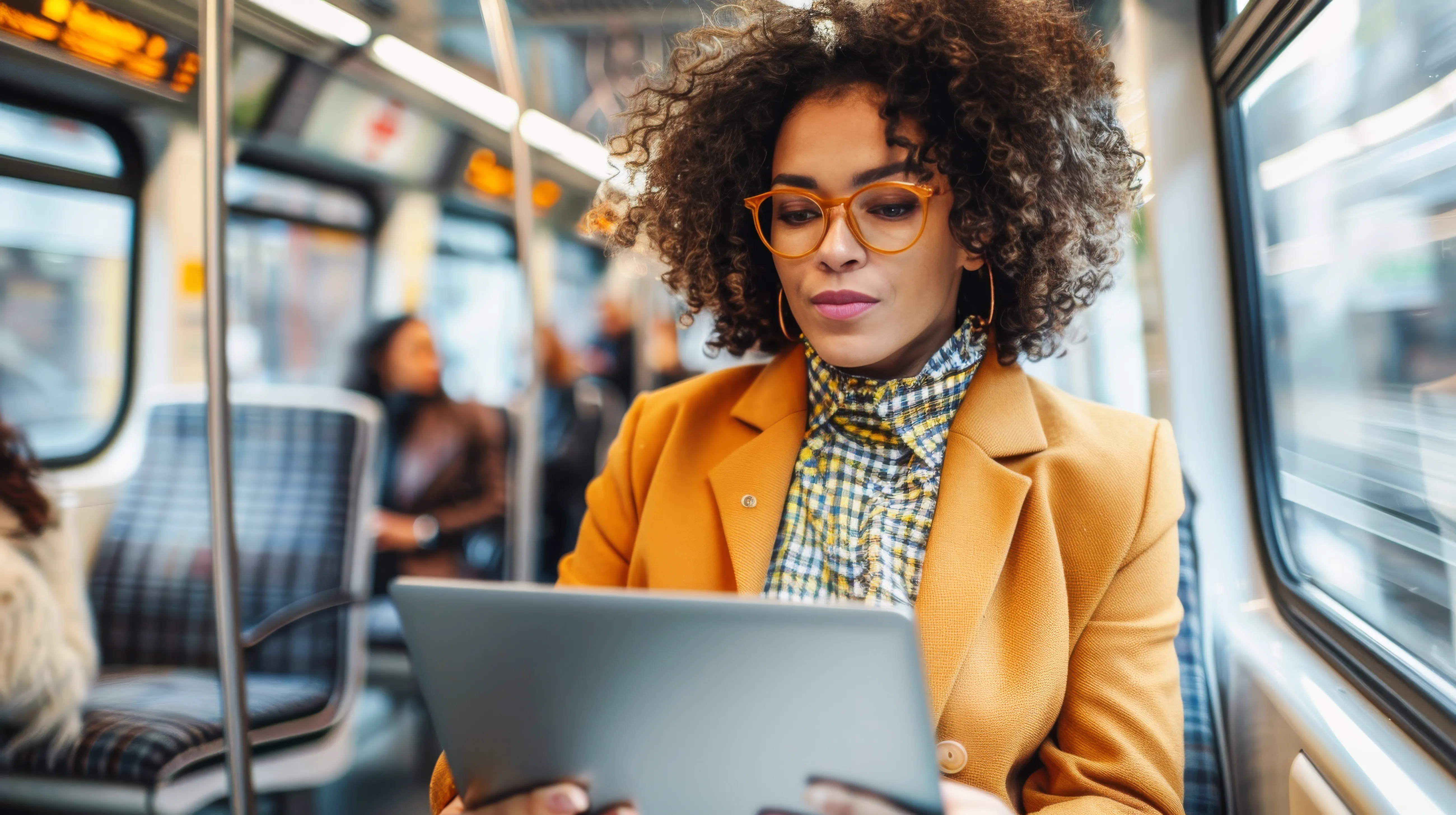 Forretningskvinne sett forfra som reiser kollektivt