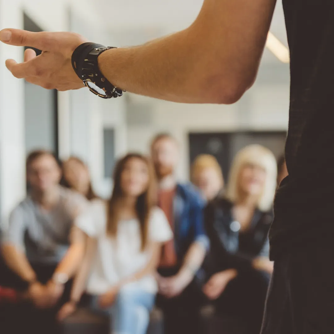 Utydelig bilde av deltagerne på en konferanse