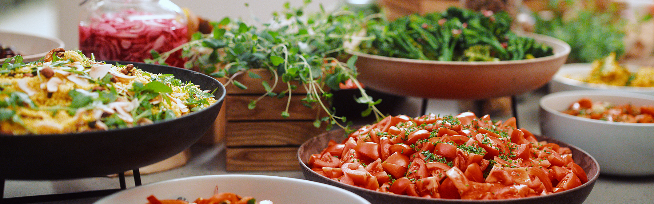 Nærbilde av en fargerik buffet med masse grønnsaker