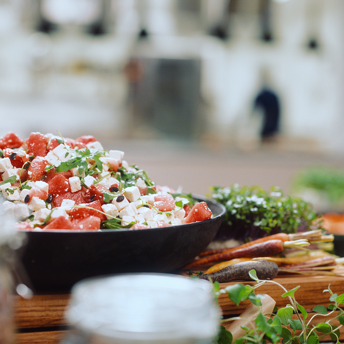 Fargerik buffet som viser suppeskåler, brød og grønnsaker. 