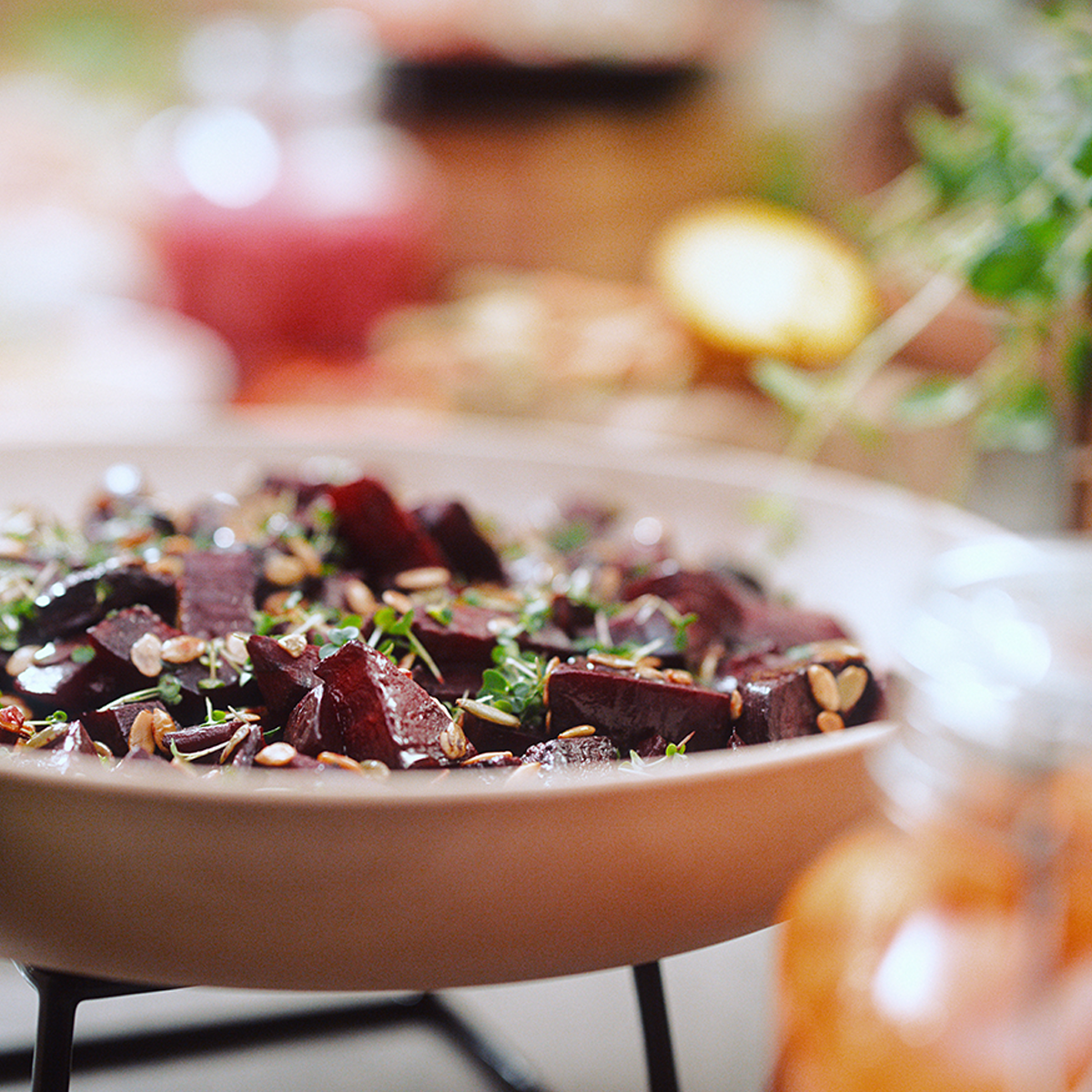 Nærbilde av rødbetsalat på en buffet