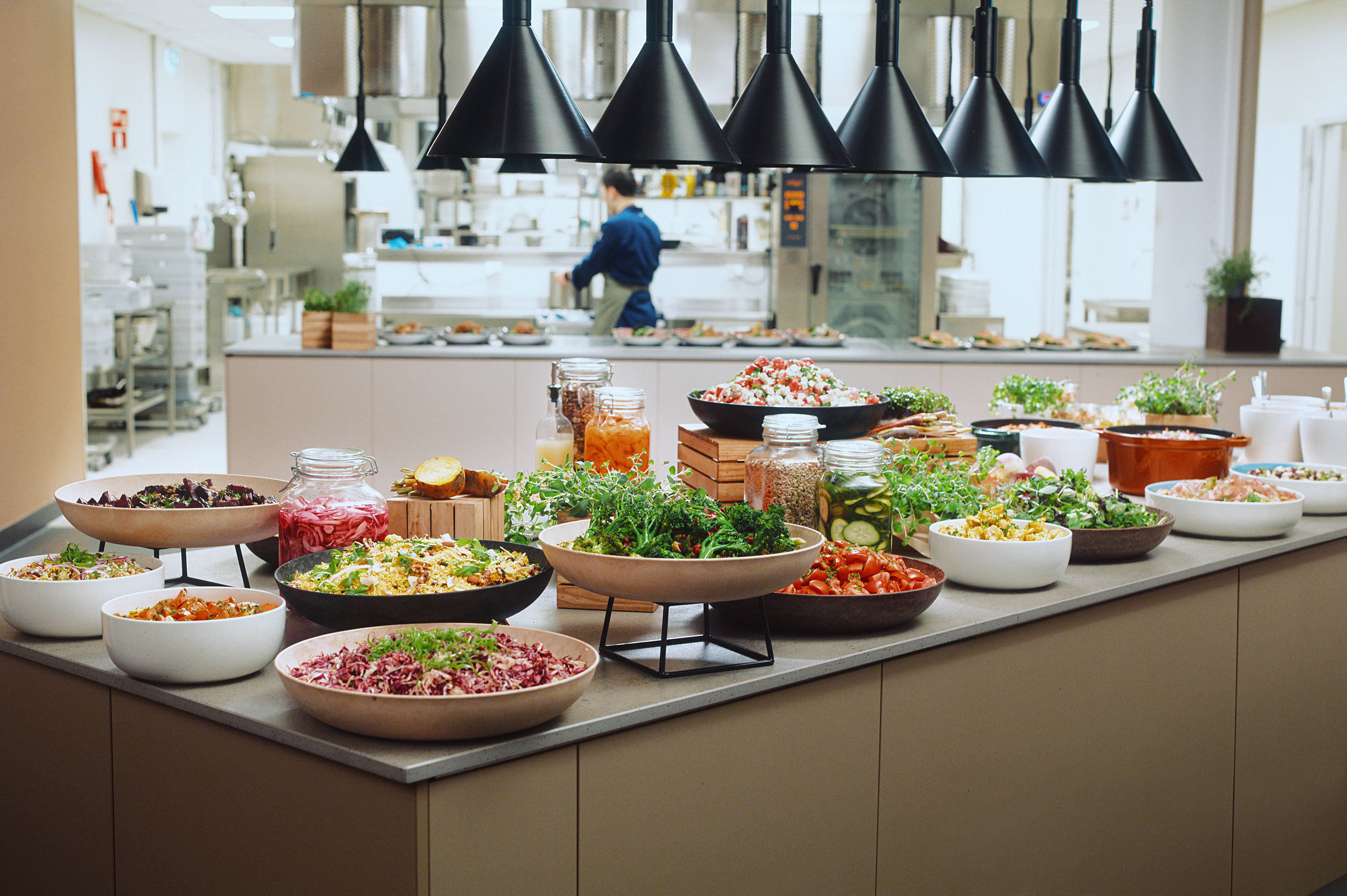 Bilde av en buffet med mye grønt og fargerikt. 