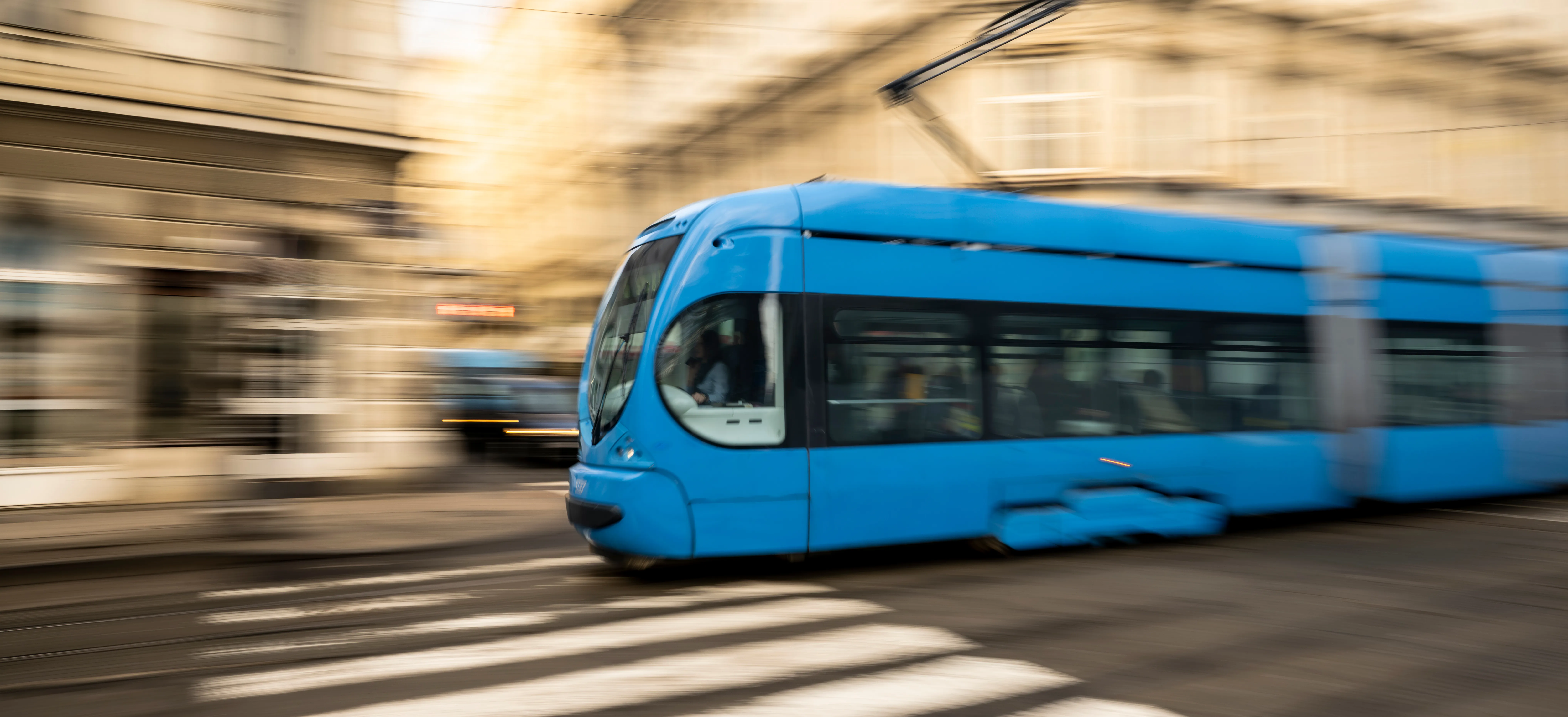 Trikk fra siden med uskarp bakgrunn