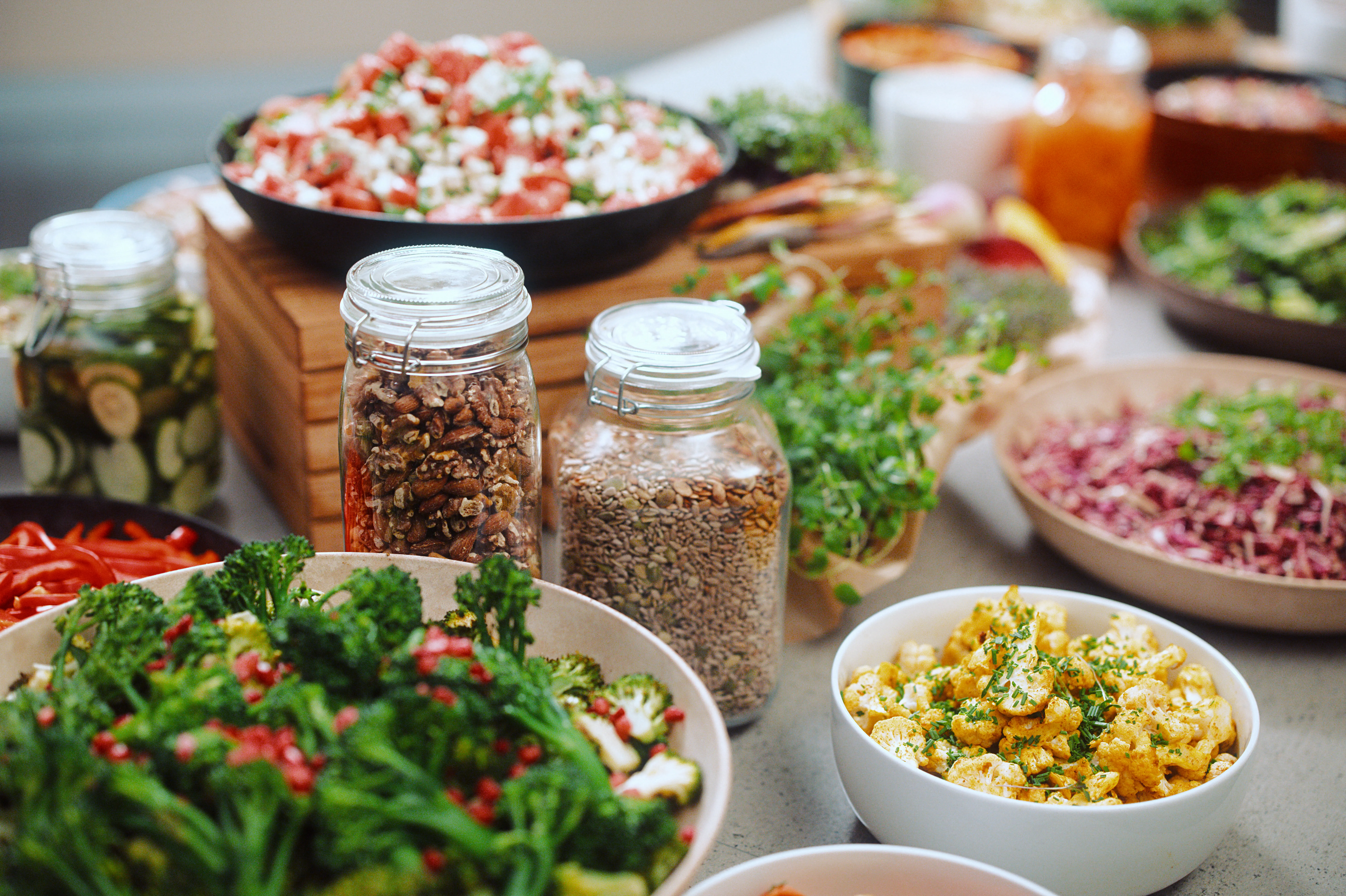 Utsnitt av diverse mat på en buffet